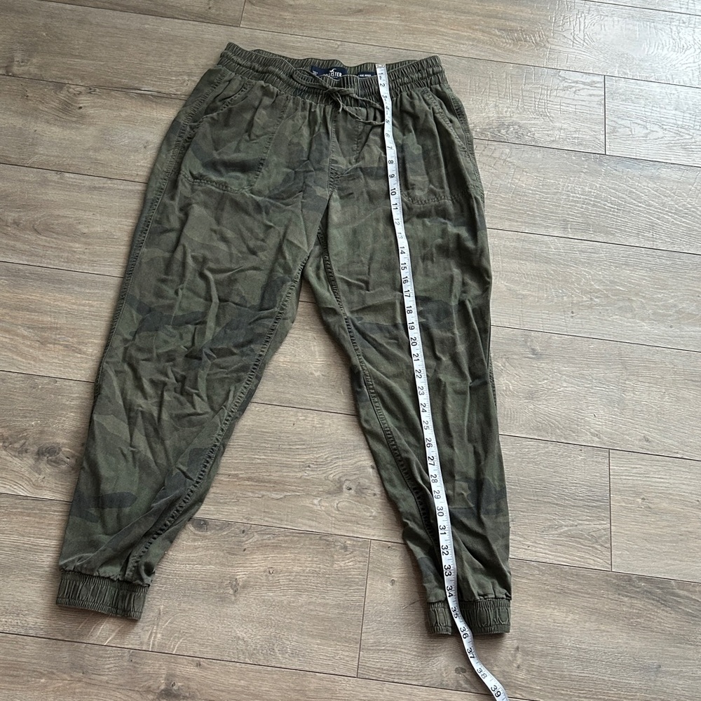 Hollister Light Green Camo Joggers - Picture 6 of 13